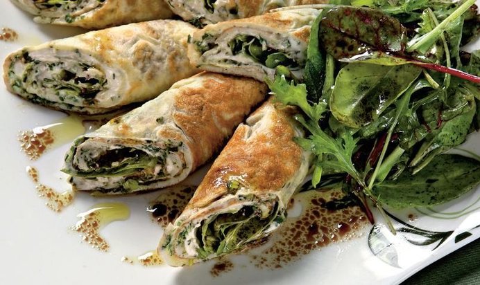 Рулеты из тонкого омлета с сыром и травами