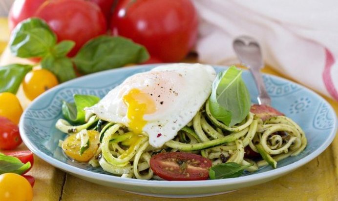 Овощная паста из цукини с томатами, яйцом и соусом песто