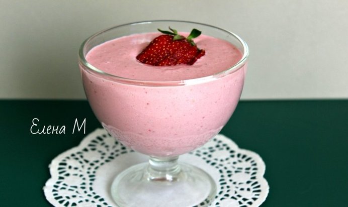 Клубничный смузи с творогом и овсяными хлопьями