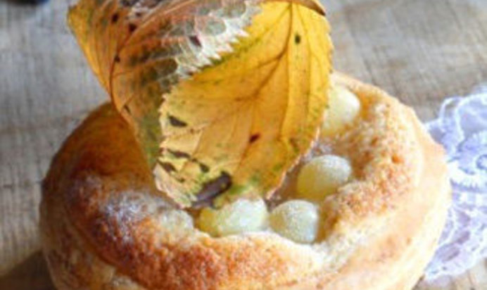 Слоеные корзинки с виноградом и миндальным кремом