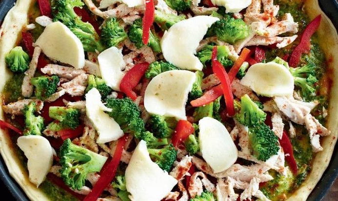 Пицца с курицей, брокколи и песто