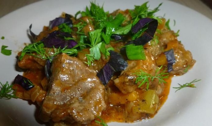 Гуляш с яблоком