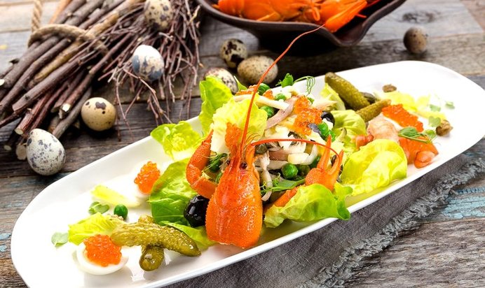 Оливье с перепелками и раковыми шейками