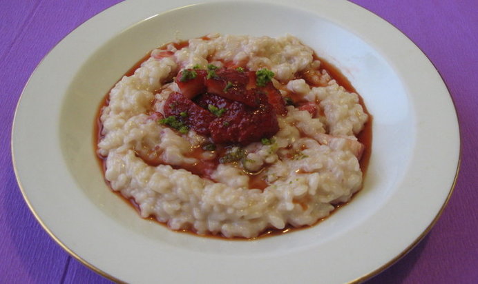 Рисовая каша с клубникой и кокосовым молоком