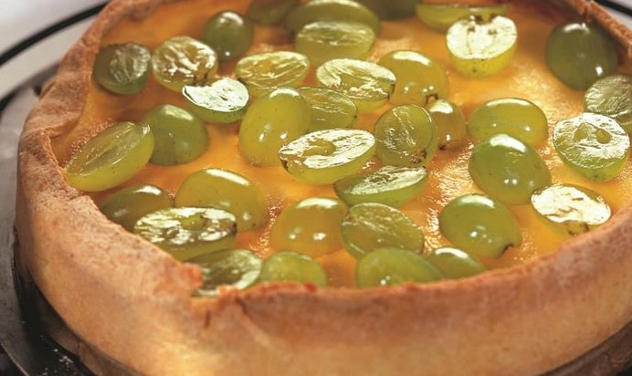 Торт с яичным кремом и виноградом