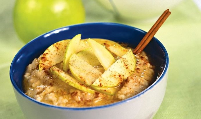 Овсяная каша с яблоками и корицей