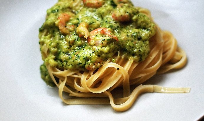 Паста с креветками в сливочном песто