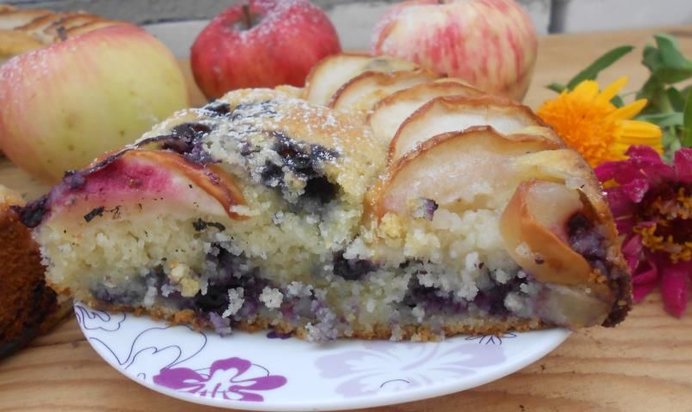 Чернично-яблочная шарлотка