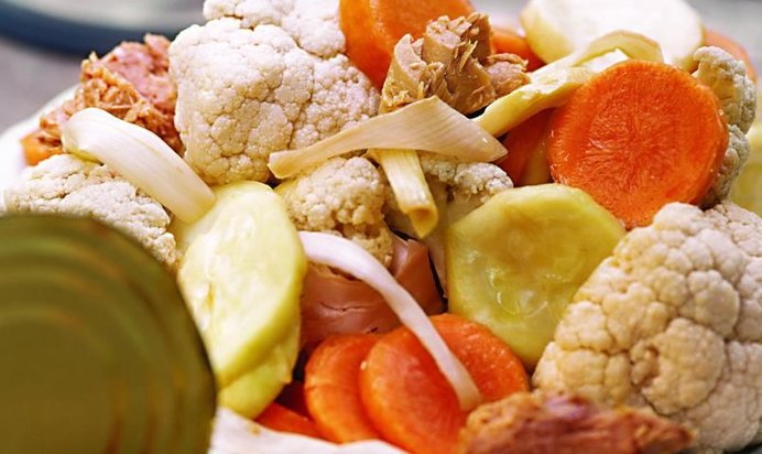 Паровые овощи с соусом из тунца