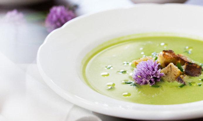 Гороховый суп с крутонами и зеленым луком