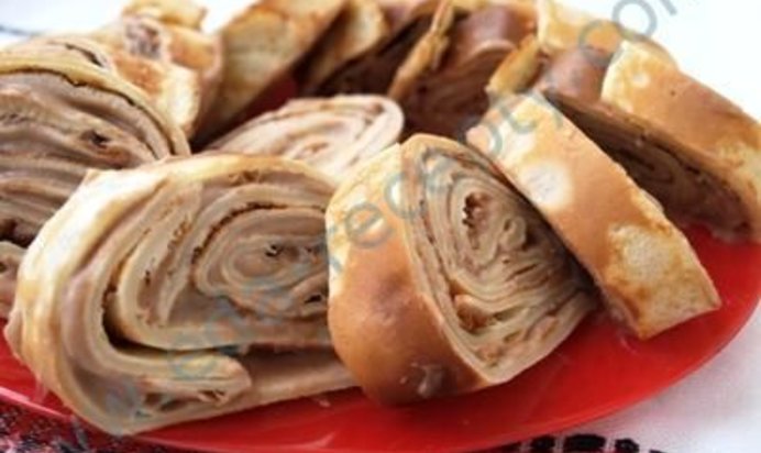 Блинный рулет с шоколадным кремом