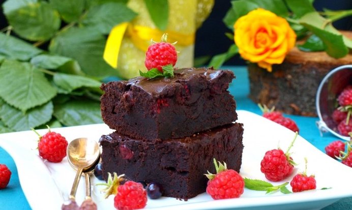 Брауни с ягодами на тёмном пиве