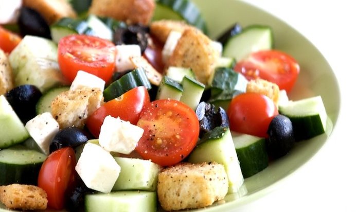 Греческий салат с сухариками