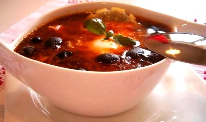 Солянка в мультиварке колбасная