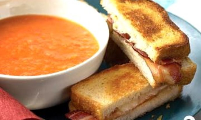 Томатный суп с тостами