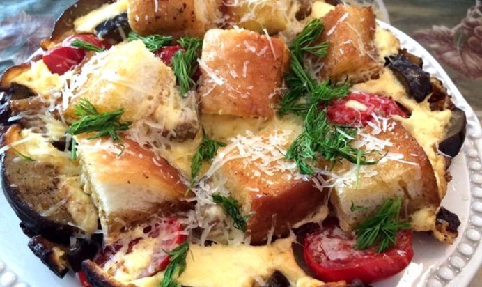 Яичница с баклажанами и белым хлебом