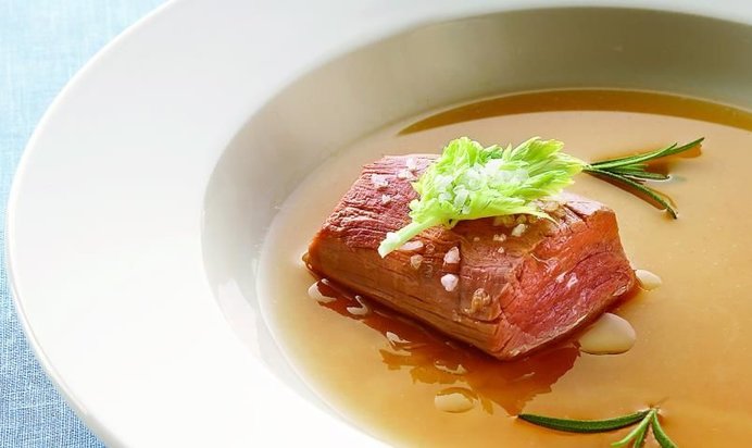 Молочная телятина в крепком бульоне с травами