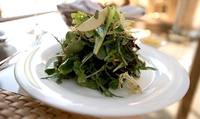 Зеленый салат с легким винегретом