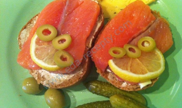 Бутерброды с красной рыбой и маслом