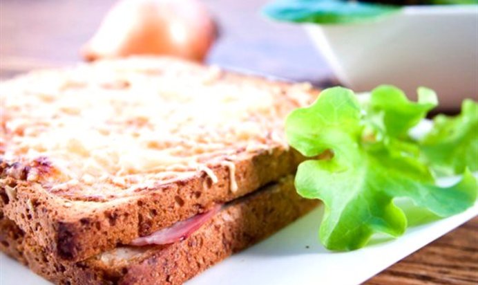 Тосты с ветчиной и камамбером