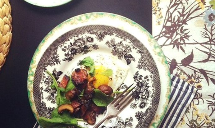 Яичница с грибами и беконом