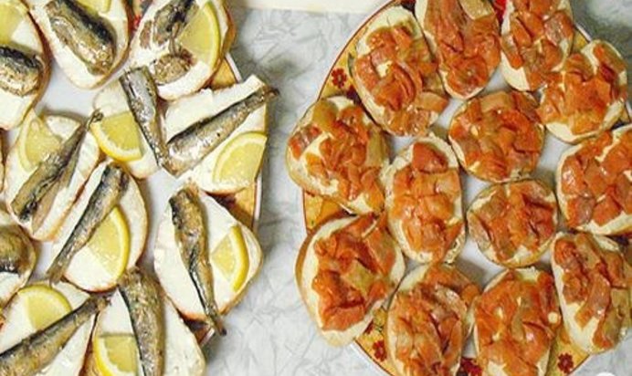 Бутерброды со шпротами и копченой семгой