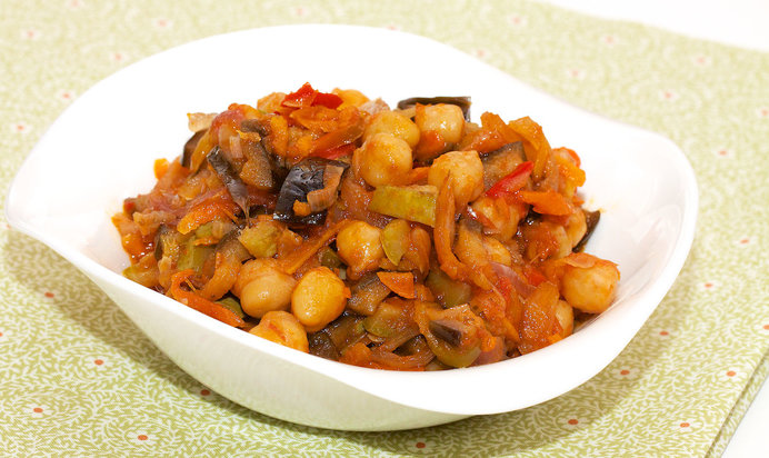 Овощное рагу с нутом и острой пассатой