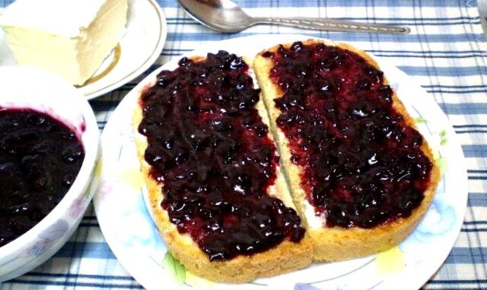 Тосты с маслом и смородиновым вареньем