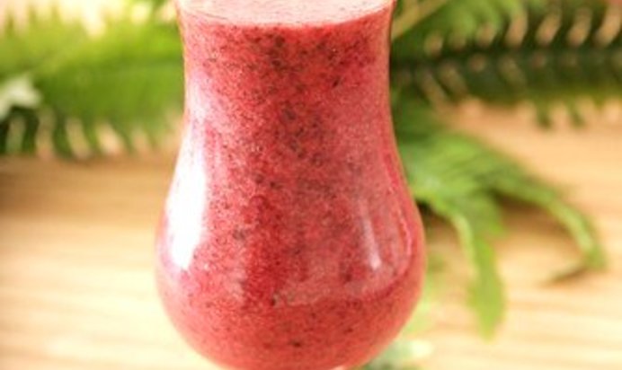 Смузи из авокадо и свежей малины