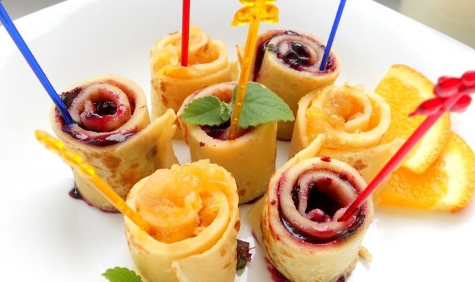 Блинные рулетики с джемом на шпажках
