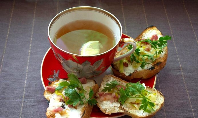 Бутерброды с фетой луком пореем и беконом