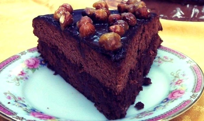 Бисквитный шоколадный торт с карамелизованным фундуком