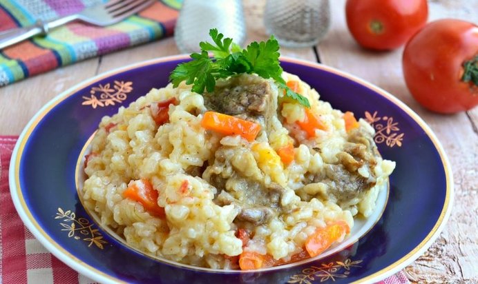 Рисовая каша со свининой и овощами в мультиварке