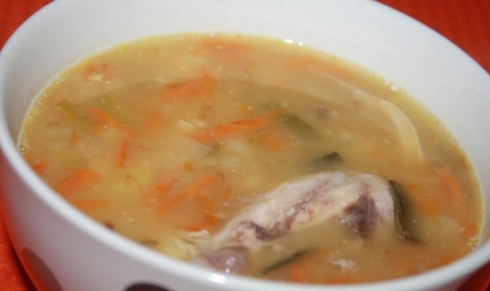 Гороховый суп с курицей и луком пореем