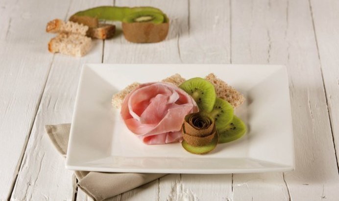 Брускетта с киви и ветчиной