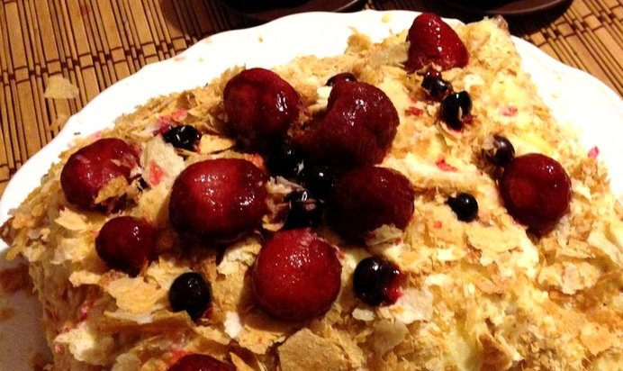 Торт «Наполеон» со свежей клубникой и ликером «Бейлис»