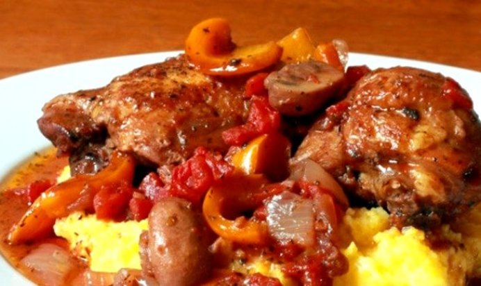 Гуляш из курицы с грибами