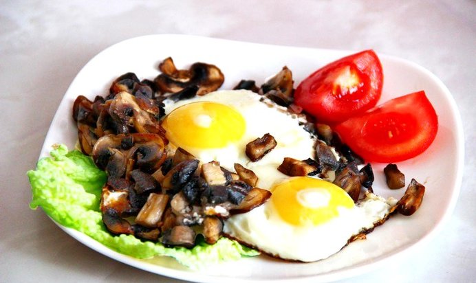 Яичница с шампиньонами