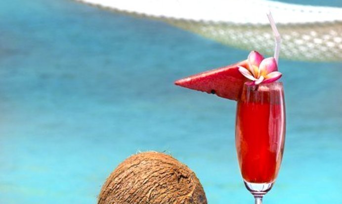 Пунш с шампанским, малиной и ликером «Малибу»