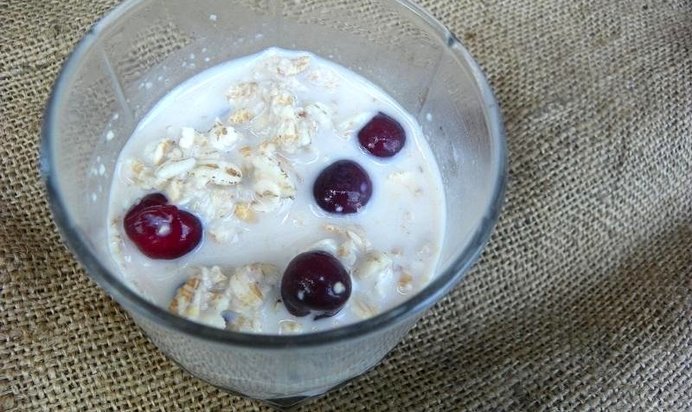 Ленивая овсянка с вишней