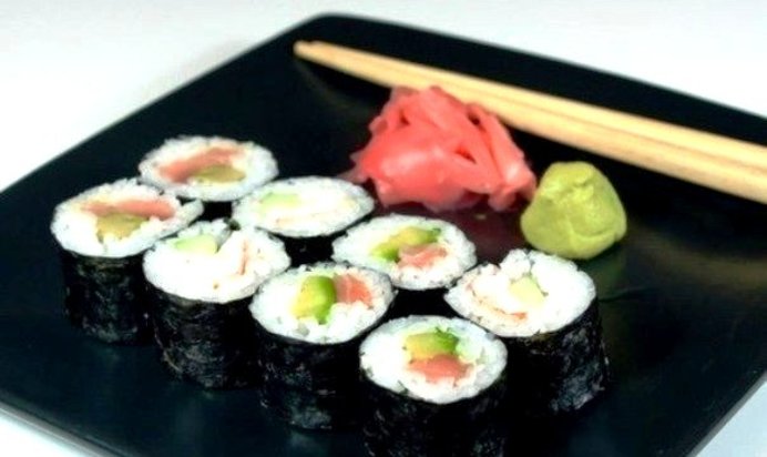 Роллы с авокадо, лососем и огурцом