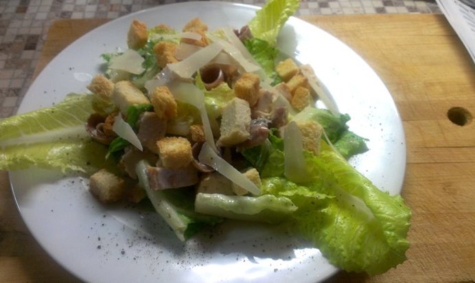 Салат «Цезарь» с куриной грудкой и анчоусами