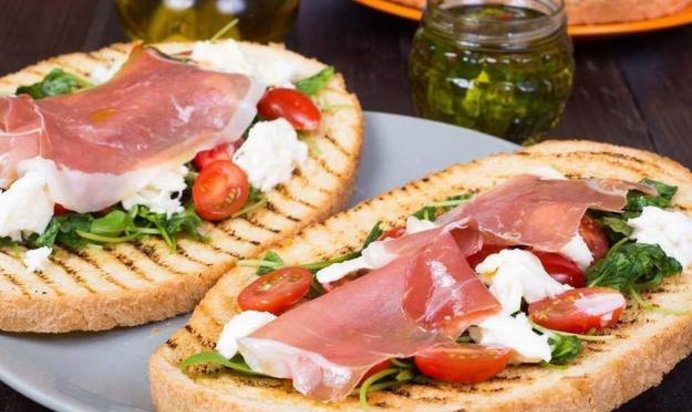 Брускетта с моцареллой и хамоном