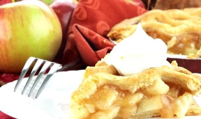 Шарлотка с яблоками на сметане