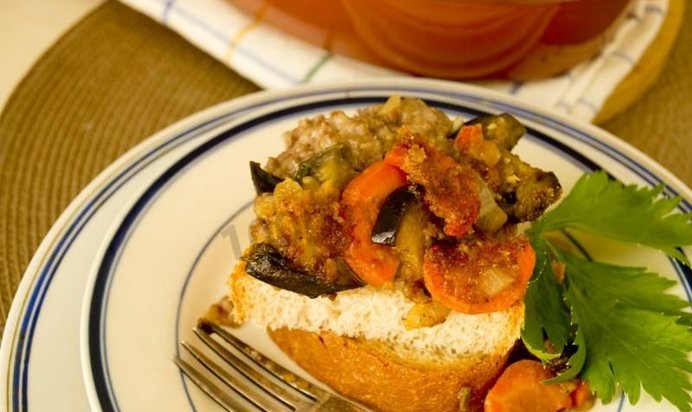 Овощное рагу с фаршем в духовке