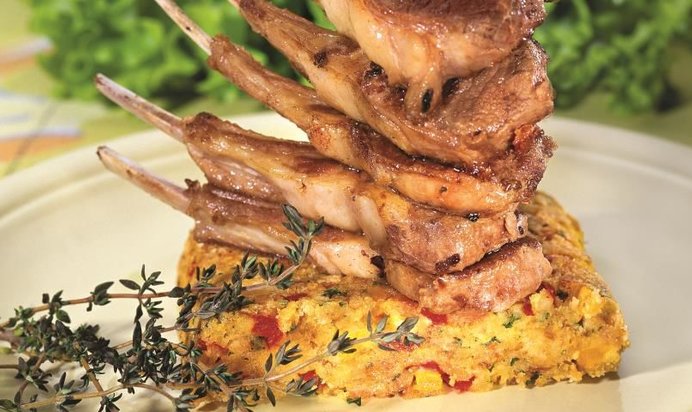 Бараньи ребрышки с галетами из хлеба и овощей