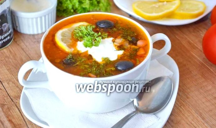 Солянка с курицей и сосисками