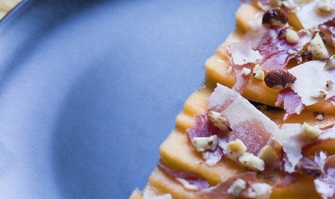 Карпаччо из дыни с сырокопченой ветчиной