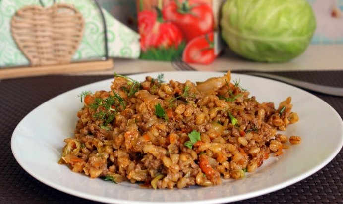 Вкусная перловая каша с мясным фаршем и овощами