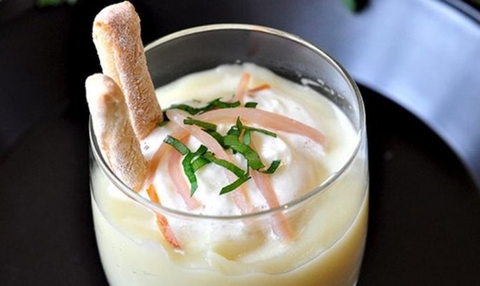 Гороховый суп-пюре с копченостями